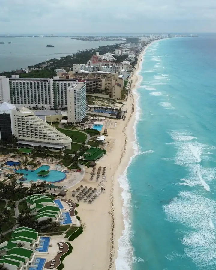 Turquoise water and white sand on a Cancun beach